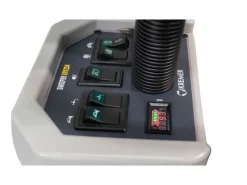 DeTec. KRYZS4 Aufsitz Kehrmaschine Kremer 48V 67AH Elektrische Hallen Kehrmaschine Selbstfahrende Kehrsaugmaschine mit 6.380 m²/h Flächenleistung