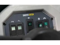 DeTec. KRYZS4 Aufsitz Kehrmaschine Kremer 48V 67AH Elektrische Hallen Kehrmaschine Selbstfahrende Kehrsaugmaschine mit 6.380 m²/h Flächenleistung